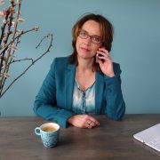 Anette de Jong aan de telefoon Anette de Jong van wantdatklopt.nl aan de telefoon