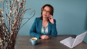 Anette de Jong van wantdatklopt.nl aan de telefoon