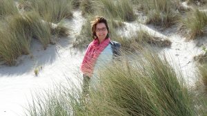 Anette de Jong van wantdatklopt.nl in de duinen op de Wadden