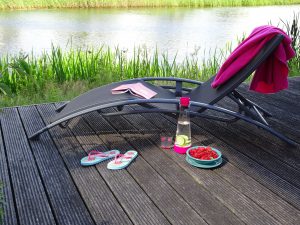 ligstoel in de tuin aan het water bij wantdatklopt.nl