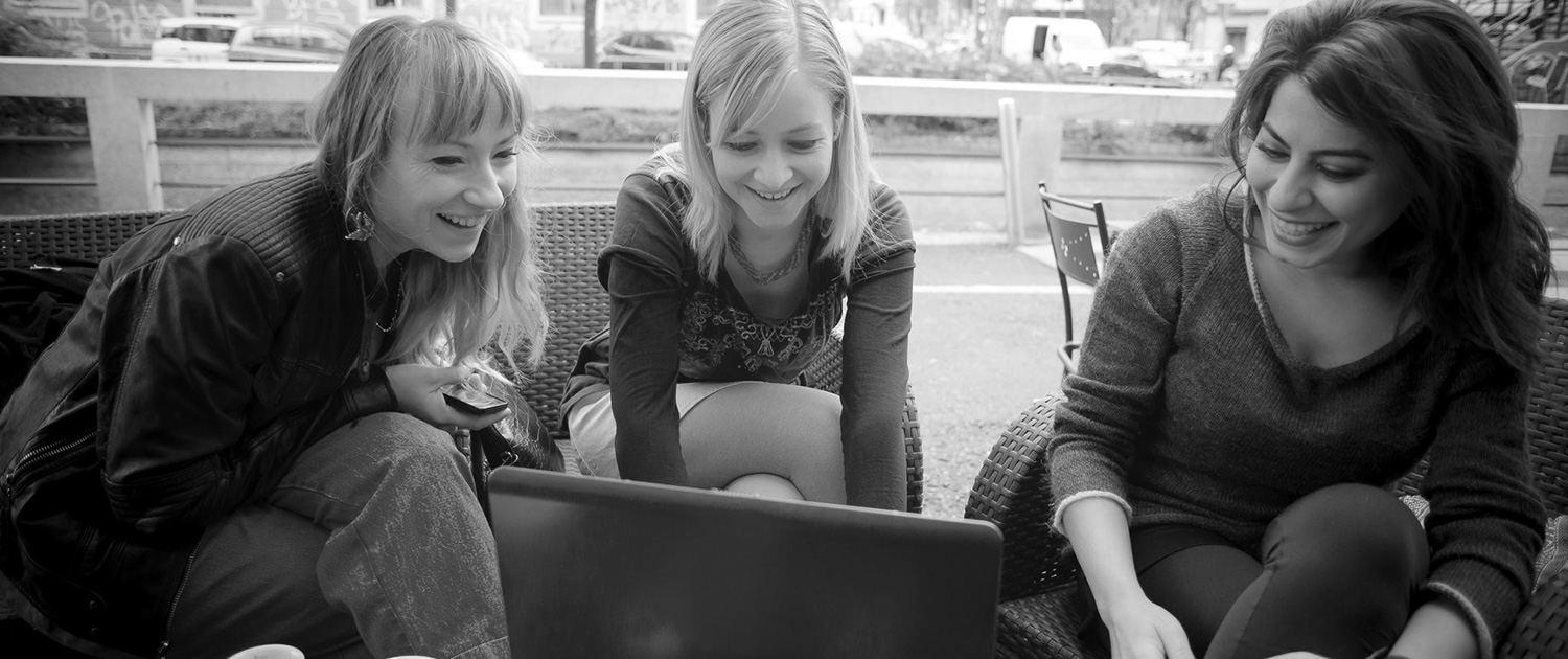 stress training met hartcoherentie, drie vrolijke dames achter de laptop
