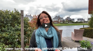 Anette de Jong in de tuin, vertelt over emoties