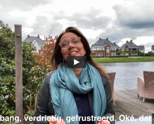 Anette de Jong in de tuin, vertelt over emoties