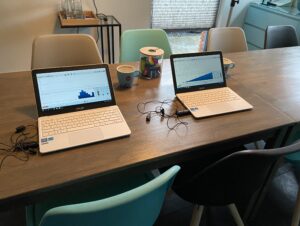 twee laptops met hartritmes