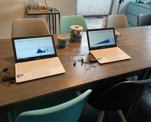 twee laptops met hartritmes