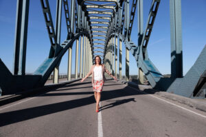 Anette de Jong op de IJselbrug met open armen