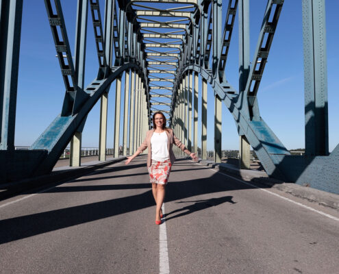 Anette de Jong op de IJselbrug met open armen